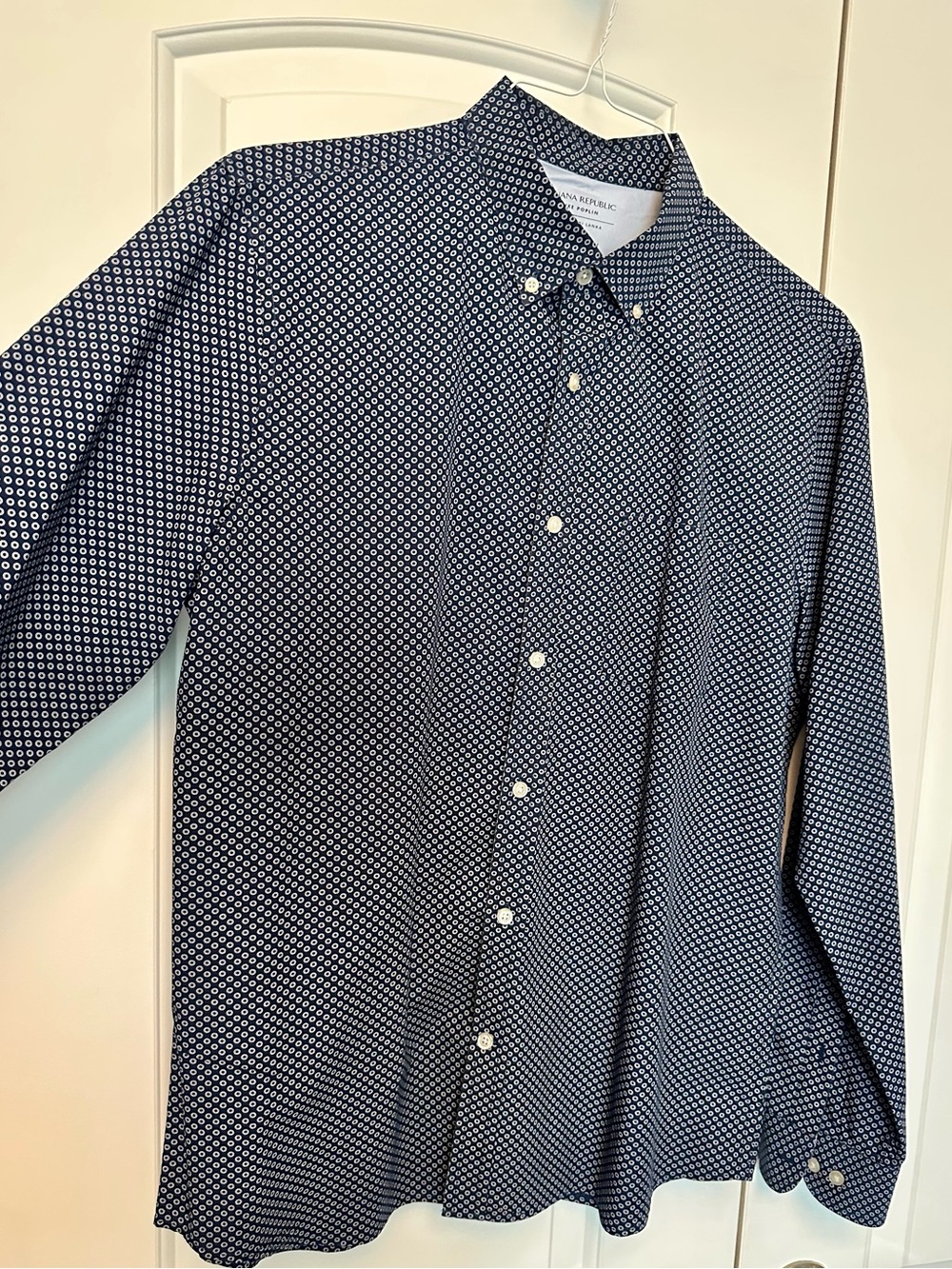 Banana Republic Untucked Slim Men’s Navy and White Geometric Button-Down Shirt